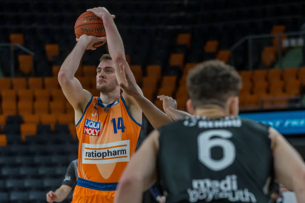 中超赛场的 中超赛场的